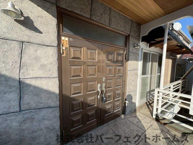 養父丘2丁目戸建の玄関|明るい玄関です