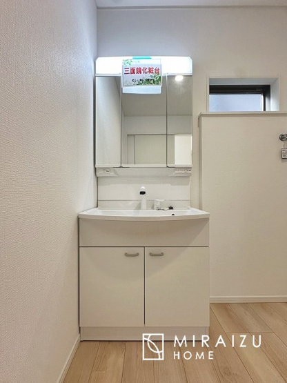 【独立洗面台】 | 三面鏡、シャワー機能の付いた洗面台は小物、洗面用具も収納できるので、朝の身支度が移動せずに洗面台で済ませられます。