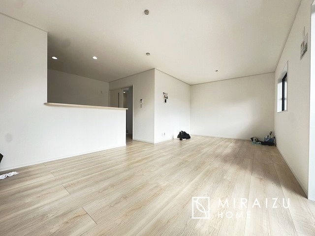 【居間・リビング】 | お子さんが宿題をしたり、ちょっとした作業もできる、家族みんながそれぞれの時間を過ごせるリビングです。