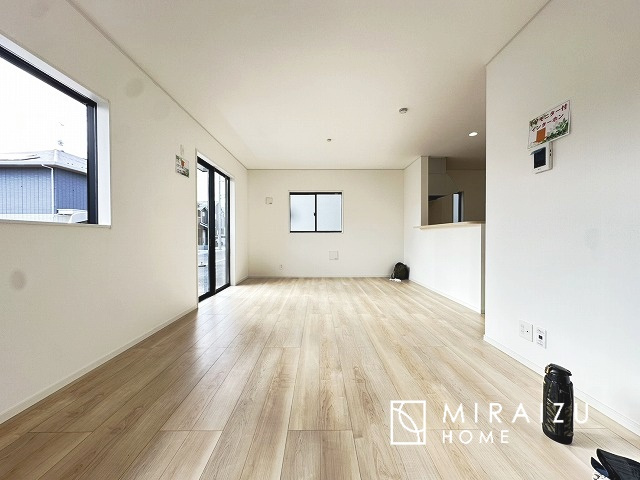 【居間・リビング】 | 窓が多いと温かな太陽の光と心地いい風が室内へと入ります。家族が集まるリビングは明るく過ごしやすいつくりです。窓が多いお家は住みやすい証です。