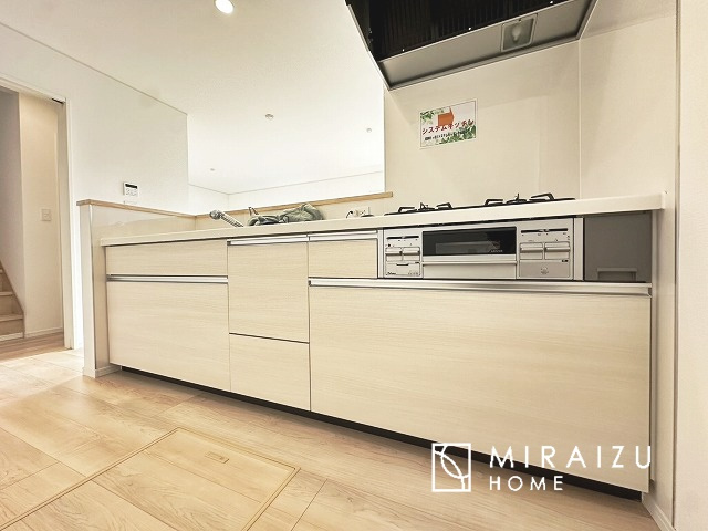 【キッチン】 | キッチンに立つ時間は意外と長いので、家族と会話しやすい対面式に。お手伝いして欲しい時もリビングにいる家族に気軽に声を掛けられます。