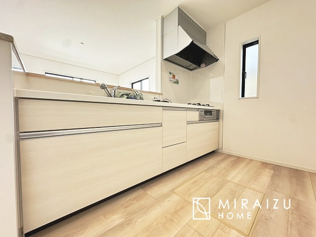 【キッチン】 | 広々としたキッチンは大きな深型シンク、3口コンロ、換気扇、大きなお鍋から小物まで取り出しやすさを考えられた引き出し収納の付いたシステムキッチンです。