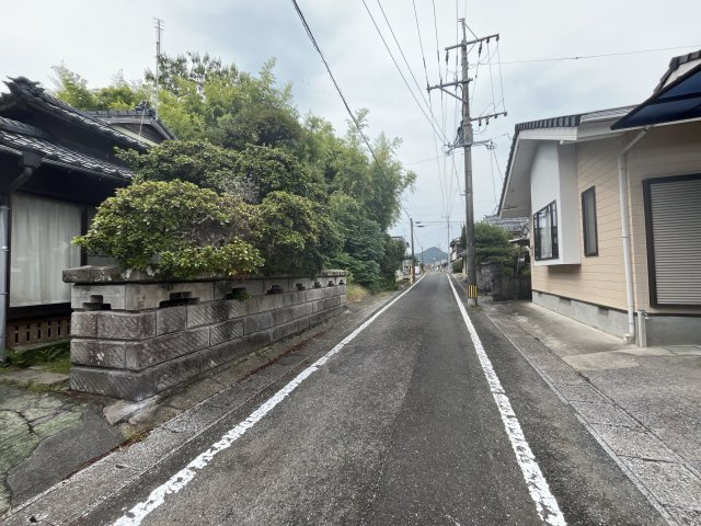 串間市大字西方の中古一戸建の周辺|お寺や古民家が立ち並ぶなど歴史を感じさせる通りです