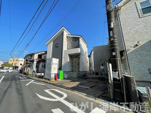 藤沢市本鵠沼１丁目　新築戸建の前面道路含む現地写真|9月12日撮影　外構工事中　現地外観
