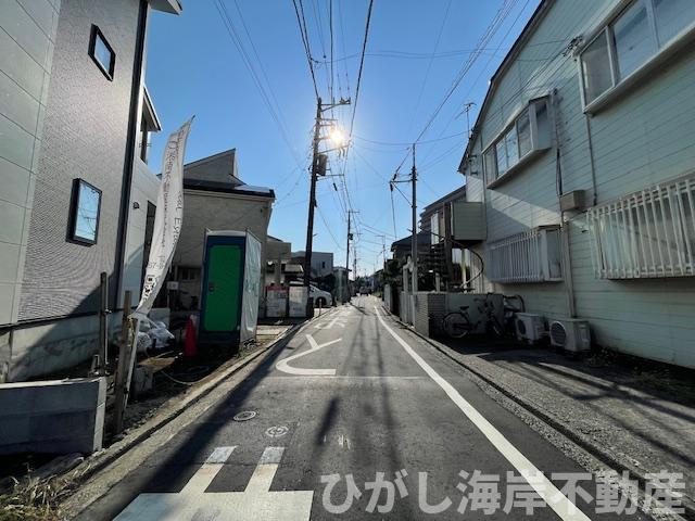 藤沢市本鵠沼１丁目　新築戸建の前面道路含む現地写真|9月12日撮影　外構工事中　現地外観