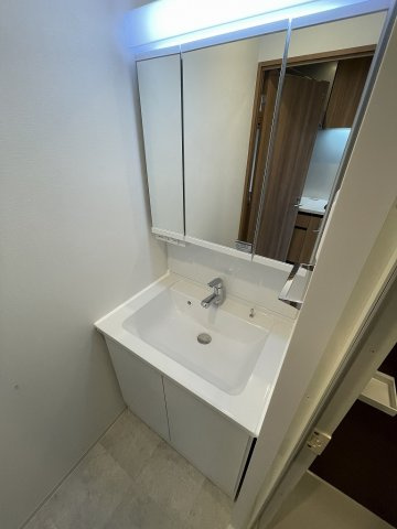 ゆったりとスペースのある洗面所