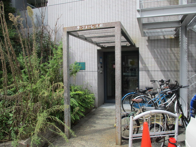 緑があるエントランスです