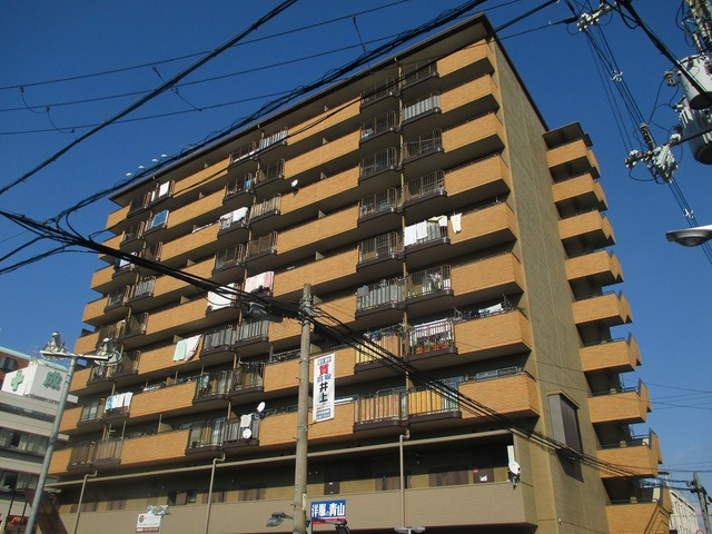 外観タイル張りのモダンな造りです