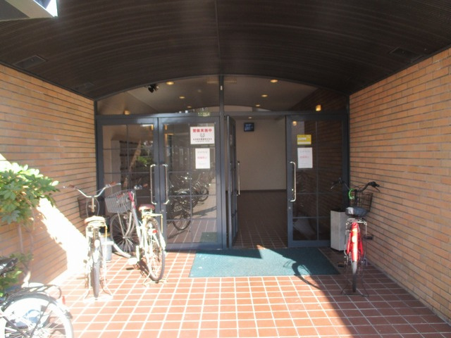 落ちついた外観にマッチしたエントランスです