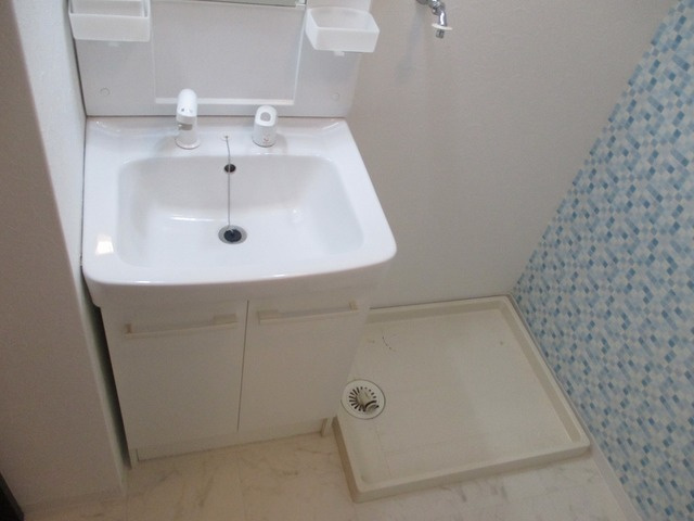 忙しい朝にうれしい洗髪洗面化粧台と洗濯機置き場です