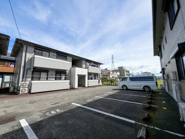 アムール D棟の駐車場