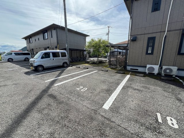 アムール D棟の駐車場
