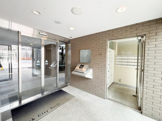パークシティ成城Ｆ棟のエントランス|オートロックがありセキュリティー面に配慮されたエントランス