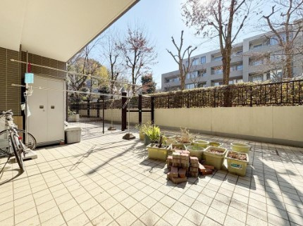 パークシティ成城Ｆ棟のバルコニー|テラス　44.10㎡　スロップシンクあり　自転車等も置くことができます。