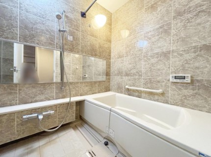 パークシティ成城Ｆ棟の浴室|ゆったり足が伸ばせる浴槽で、毎日の疲れを癒やせるバスタイム。