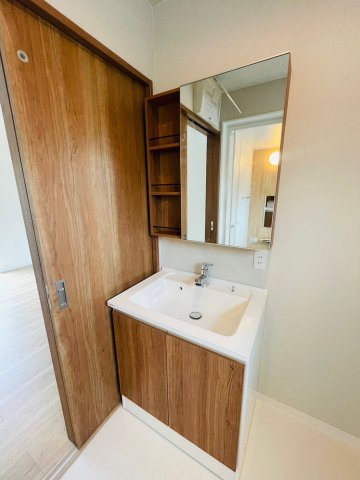 右・梅津上田町の完成予想図|【施工例　洗面】