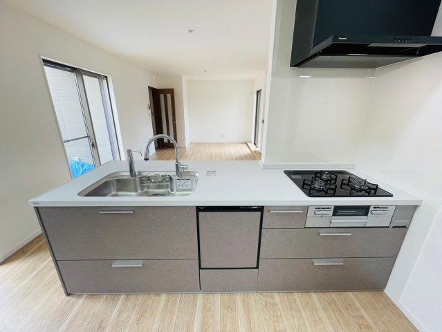 右・梅津上田町の外観パース|【施工例　キッチン】リビングの様子を見ながら料理が出来る対面式キッチン!