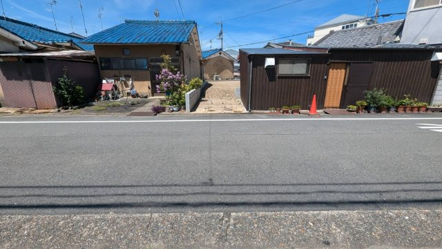 吉祥院西浦町【A号地】建築条件付土地の外観|東側前道写真：両面道路！勝手口があると、家事導線が短くなり家事楽！駐輪場スペースとしても♪