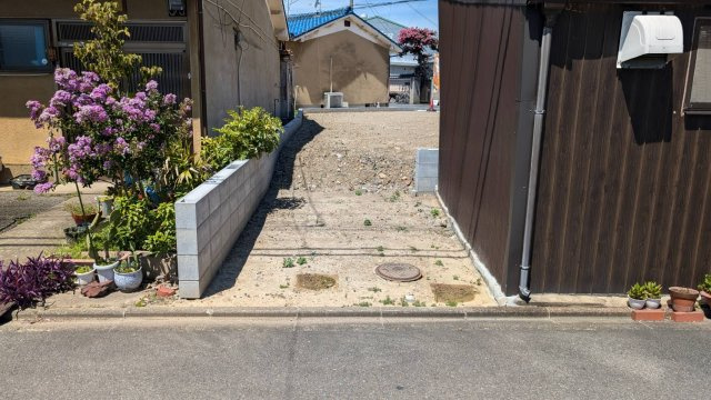 吉祥院西浦町【A号地】建築条件付土地の周辺|東側前道写真：両面道路！勝手口があると、家事導線が短くなり家事楽！駐輪場スペースとしても♪