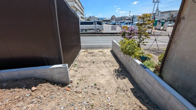 吉祥院西浦町【A号地】建築条件付土地の周辺|東側前道写真：両面道路！勝手口があると、家事導線が短くなり家事楽！駐輪場スペースとしても♪