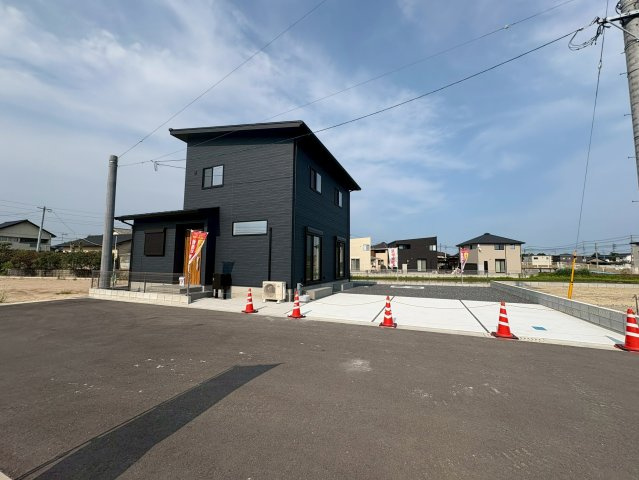 行橋市西泉 (新築一戸建て)の外観|駐車場は5~6台駐車可能！！　※車種、使用方法によります。
【行橋市・新築一戸建て】