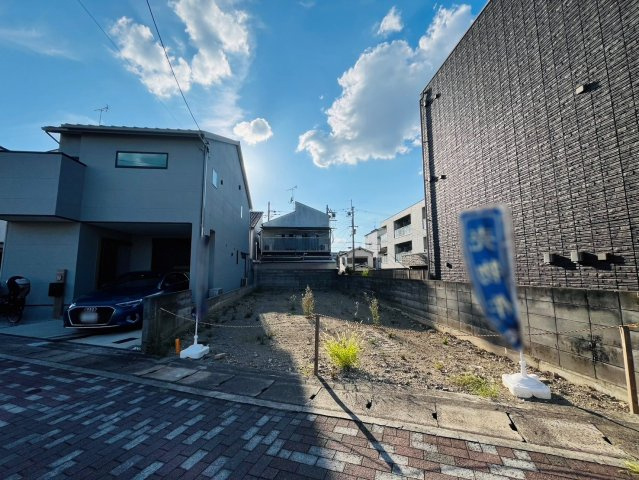 深草小久保町　条件無土地|間口は６.７ｍあるので駐車がしやすい！歩行者にはご注意を♪