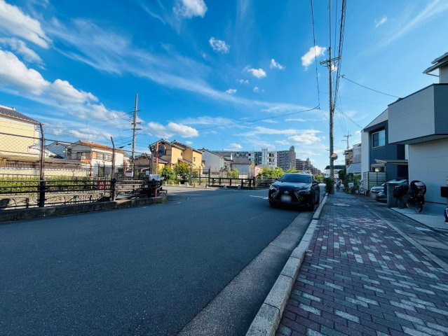 深草小久保町　条件無土地|前道は歩道を含めて９ｍ超！
整備された歩道があるので比較的安心感がありますね♪