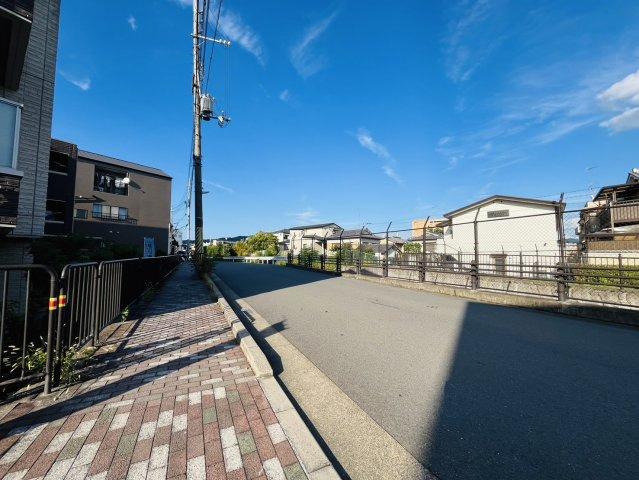 深草小久保町　条件無土地|お向かいの建物と距離があるのでスッキリ見晴らしが良いです♪一緒に現地を見学しに行きましょう♪