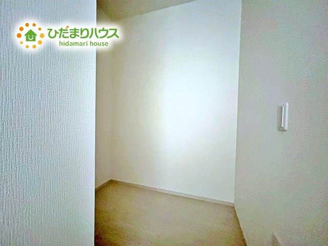 【洋室】 | 石岡市茨城1期　新築戸建　2号棟 | 白い壁の洋室は、太陽の光だけでも十分明るく感じられますね