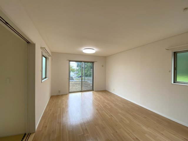 東金市滝中古戸建の居間・リビング