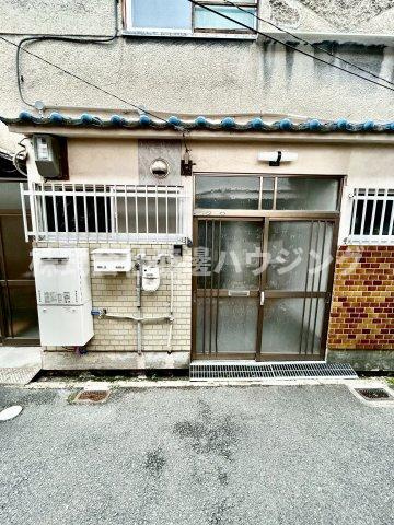 花園東町１丁目テラスハウスのエントランス