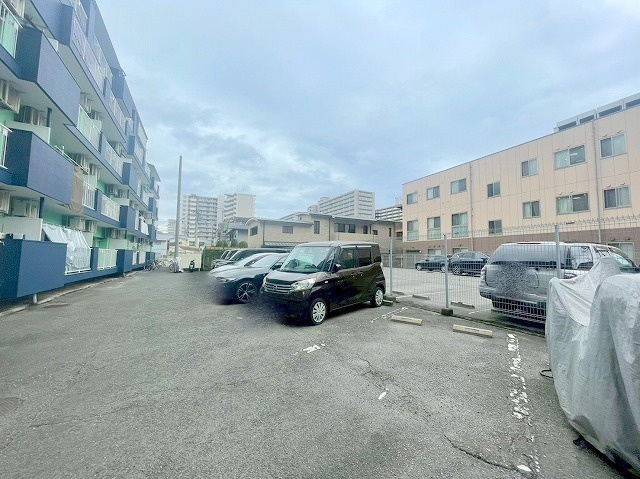 小松原マンションの駐車場