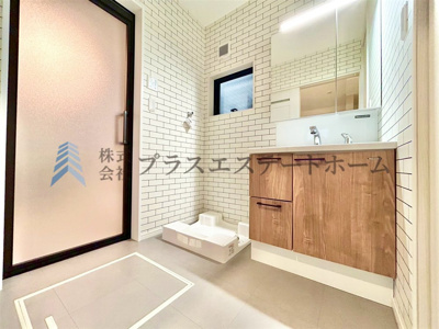 【その他】 | 垂水区山手8丁目　新築戸建 | 身支度やお風呂上がり、寝る前の準備などの際に嬉しい大きな鏡付きです♪3面鏡の後ろにも収納があります♪