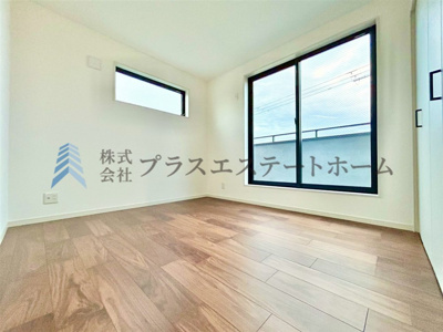 【洋室】 | 垂水区山手8丁目　新築戸建 | 施工事例♪LDK♪大き目のソファやダイニングセットを置いてもゆとりのあるリビング♪たっぷり採光が入ってきます♪