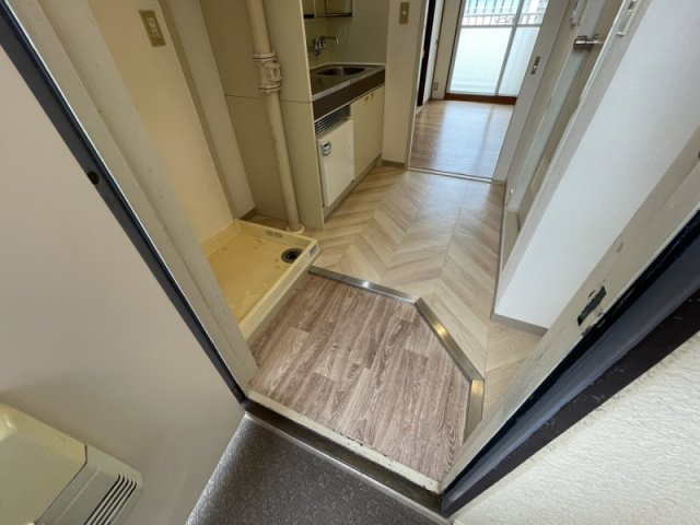 メゾン三宮の玄関|8