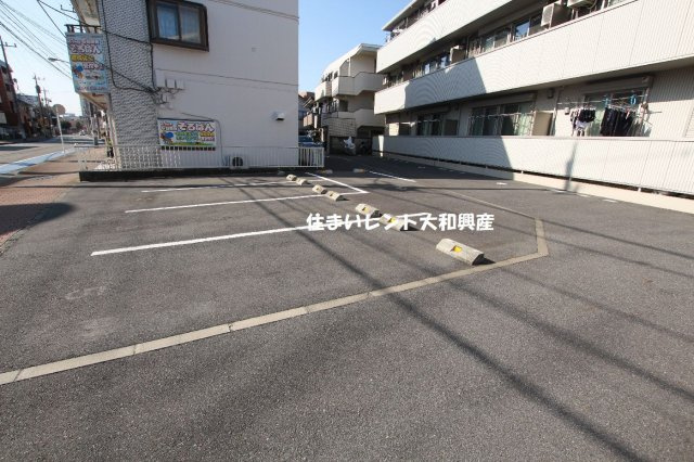 プレヴェール南林間の駐車場