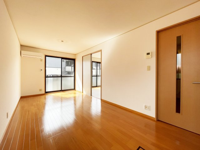 ルミエール A棟の居間・リビング