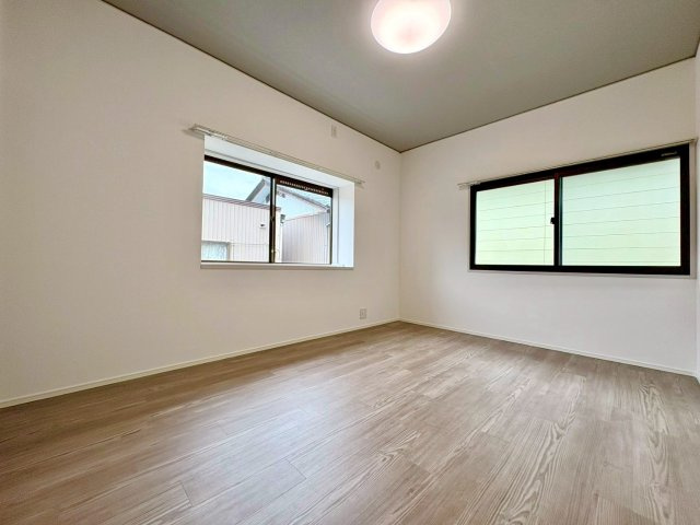 (洋室）
フローリングは暖かみのある色合い