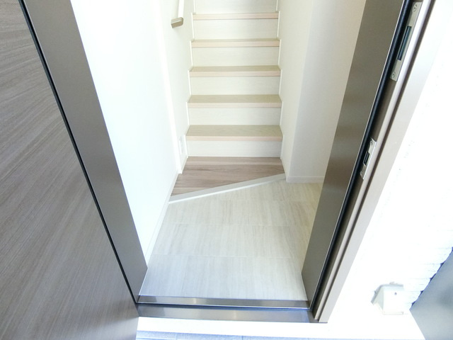 プチメゾン横山の玄関|★入るとすぐに2階へと続く階段★