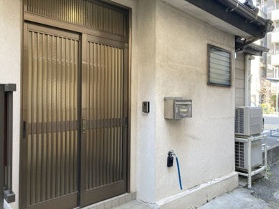 【外観】 | 台東区池之端2丁目戸建(連棟) | 正式な築年数は不明となります。