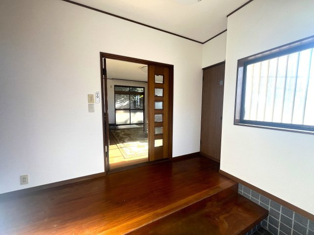 広々とした玄関なので、お客様とちょっと座ってお話も可能です。