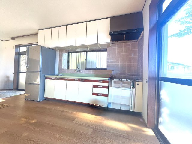 収納棚がたくさんついていて片付けのしやすいキッチンです。