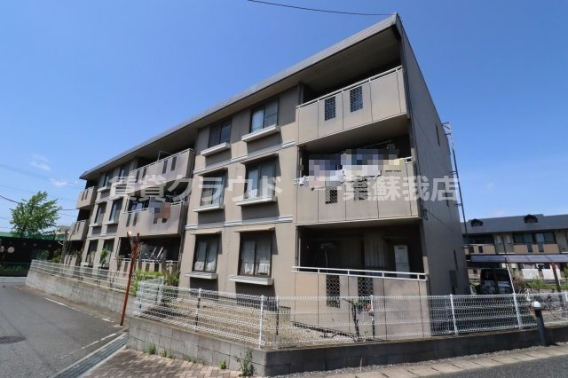 キャロットハウスの外観|目の前が小学校なのでお子様の通学も安心できますね！