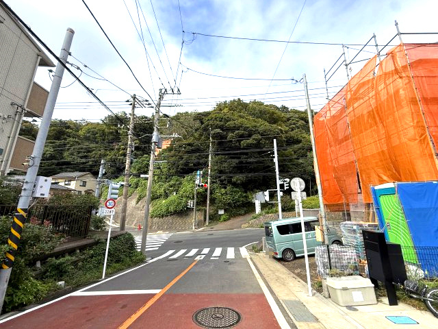 海見え！ZEH水準省エネルギーハウスの前面道路含む現地写真|前面道路