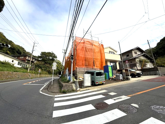 海見え！ZEH水準省エネルギーハウスの前面道路含む現地写真|前面道路