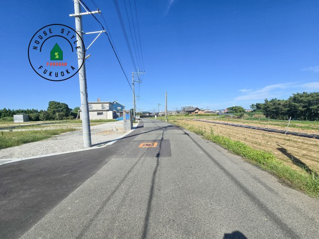 古賀市久保第2-7棟（2号棟）の前面道路含む現地写真|前面道路は閑静な住宅地をはしる車通りの少ない道路。お車の出し入れが苦手なママや小さなお子様にも安心ですね。しっかり舗装もされているので、ベビーカーや自転車で通っても快適に通行できます。