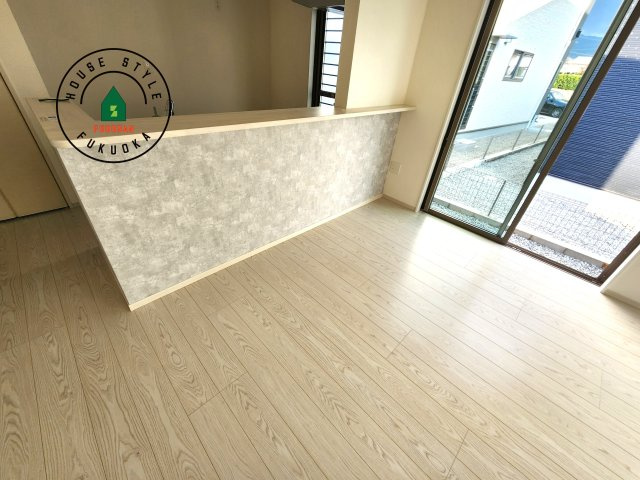 古賀市久保第2-7棟（2号棟）のダイニング|キッチンから立ち込める香りが今日の料理を期待させます。