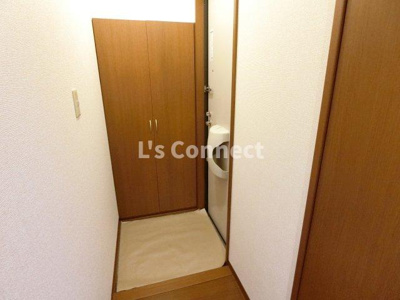 【玄関】 | アンビックス利府参番館 | 背の高い下駄箱で靴も収納できます。