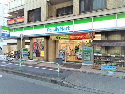 ファミリーマート 用賀二丁目店まで300ｍ