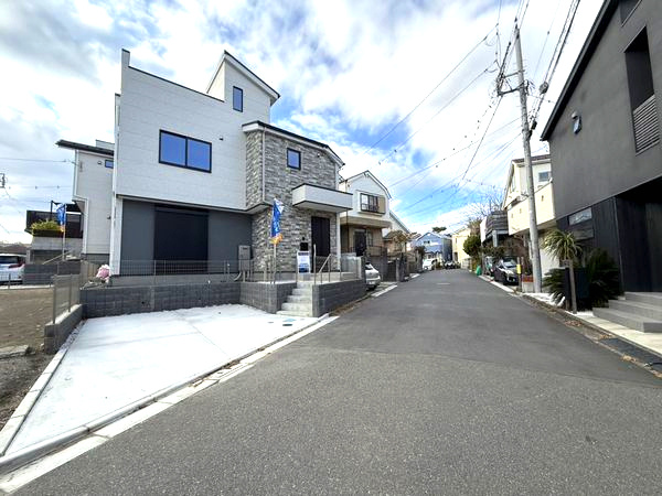 茅ヶ崎市平和町新築戸建て　1期2号棟の前面道路含む現地写真|前面道路含む現地写真です